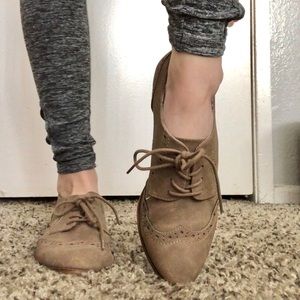 Restricted Oxford shoes